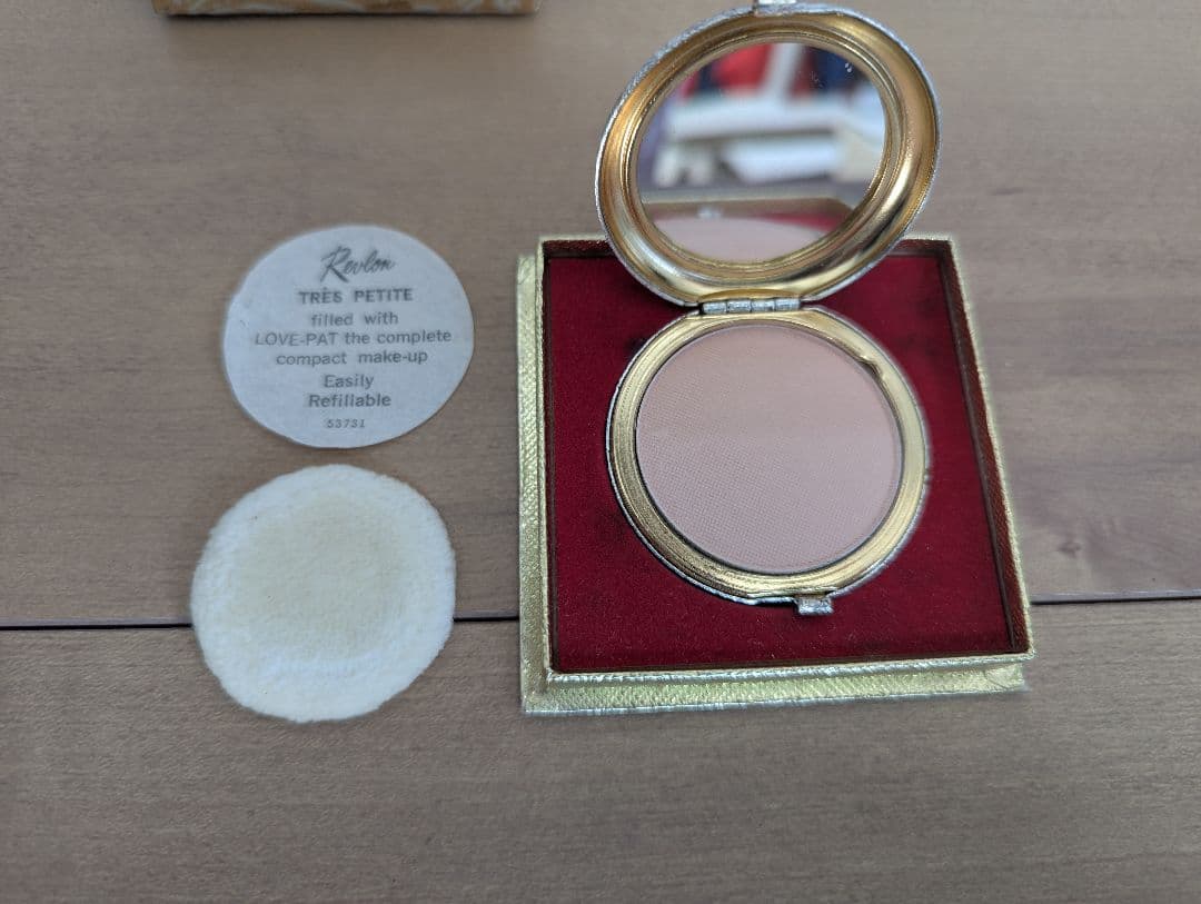 REVLON アンティーク コンパクトケース シルバーカラー 箱付き 未使用品