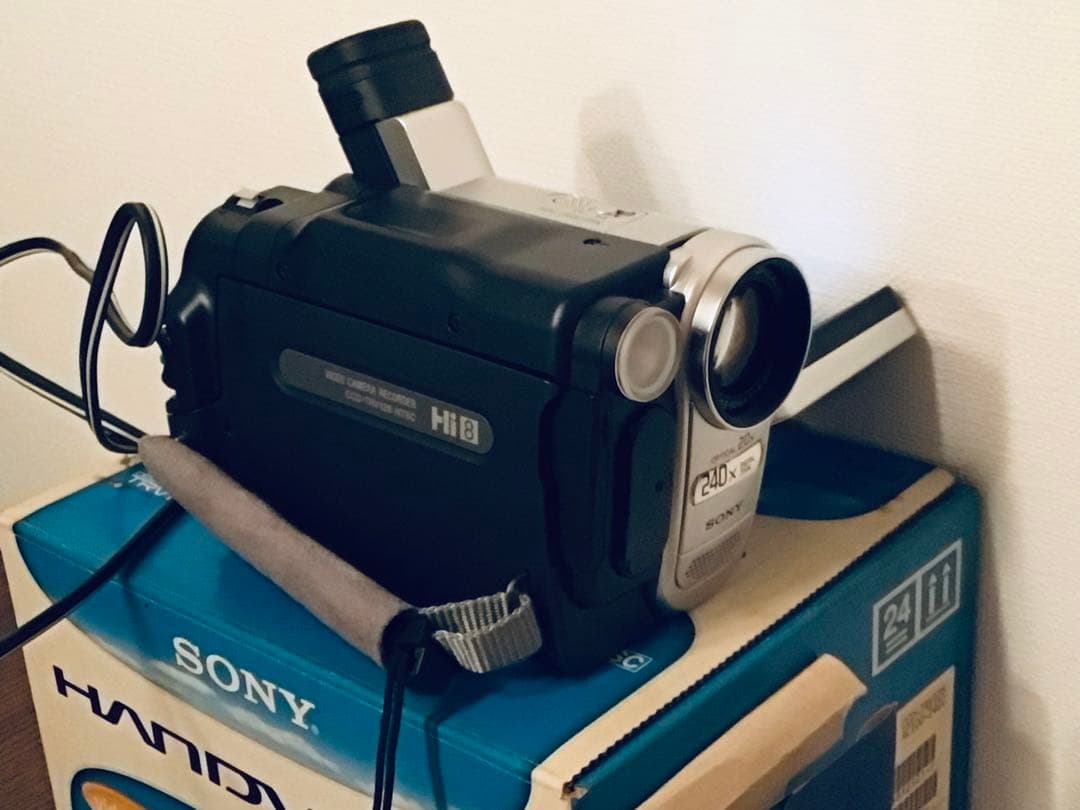 SONY 2.5型液晶モニター搭載Hi-8ビデオカメラ CCD-TRV126美品