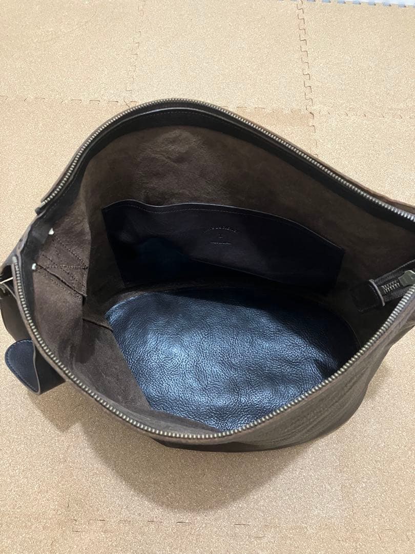 ARTS&SCIENCE レザーショルダーバッグ