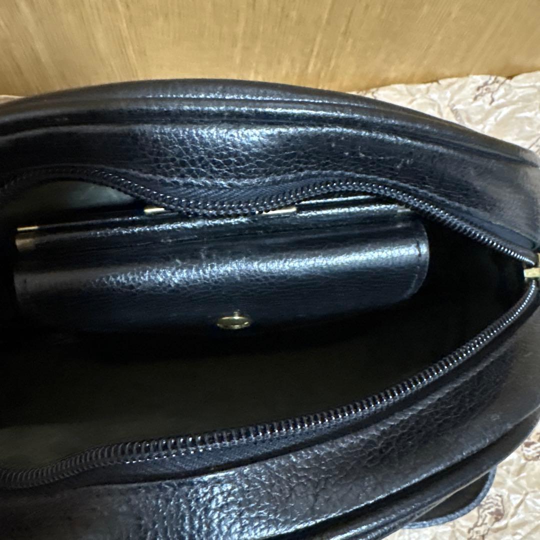 IL BISONTEレザー ショルダーバッグ ハーフムーン 半月型 ブラック