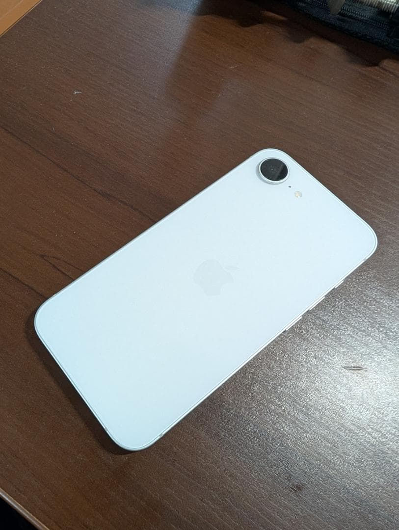 iPhone16e　Docomo版　128GB　利用制限◯　バッテリー100％