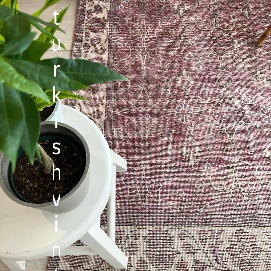 レッドパープル✳︎114×204✳︎ 囲みフラワー　ミルキー　トルコヴィンテージラグ