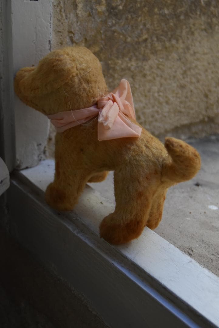 ピンクのリボン　1930年　可愛い小さな犬のぬいぐるみ　藁　フランスアンティーク