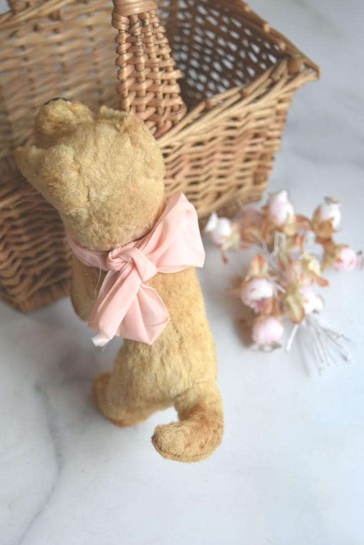 ピンクのリボン　1930年　可愛い小さな犬のぬいぐるみ　藁　フランスアンティーク