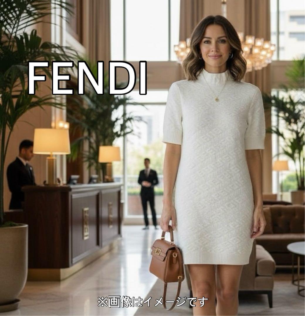 FENDI フェンディ　エンボスロゴ　ニットワンピース　白　サイズ40（M）