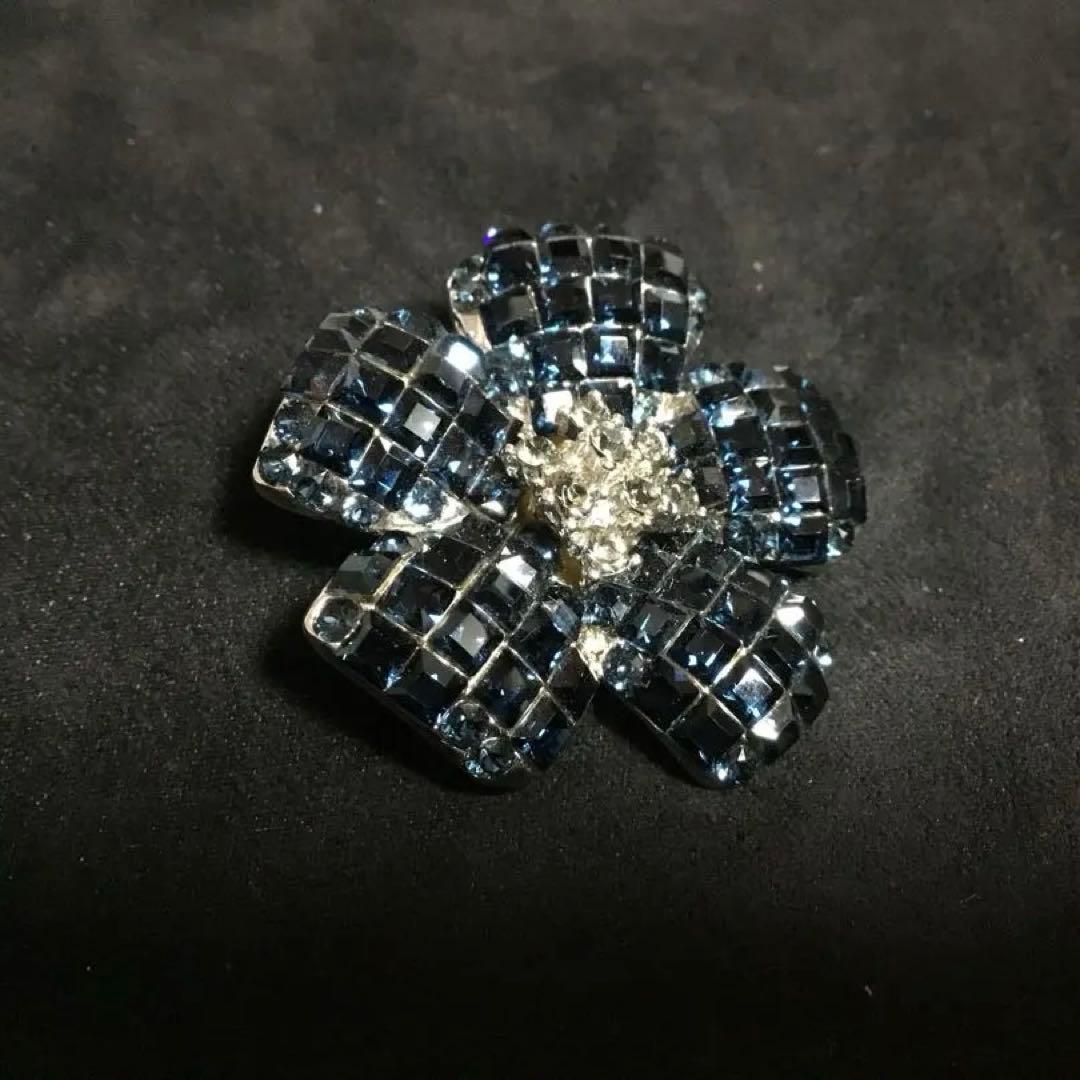 在庫一掃セール中！FOXEY 定番FLEUR お花のブローチ ネイビー