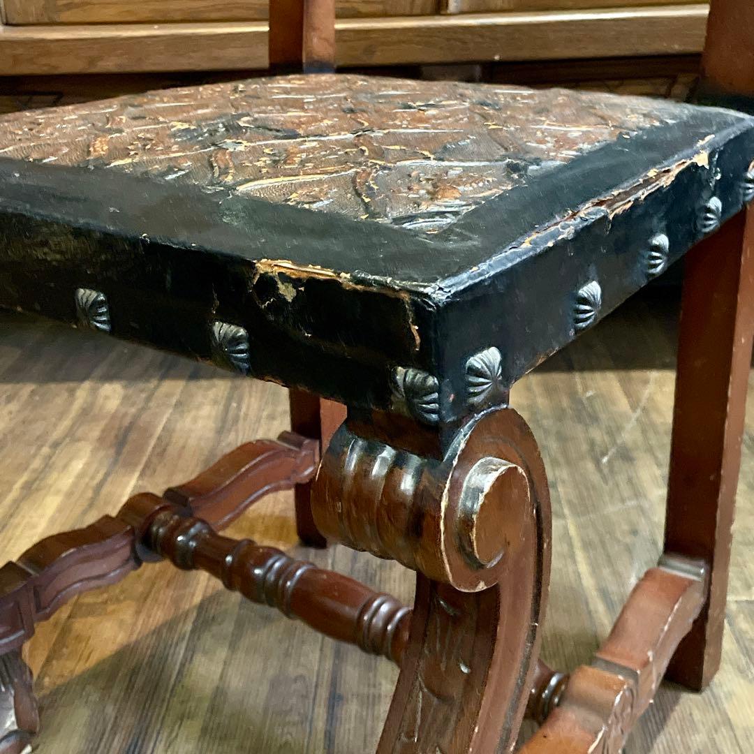 r107 スペイン製 本革型押し 迫力のある力強い印象のアンティークチェア4脚