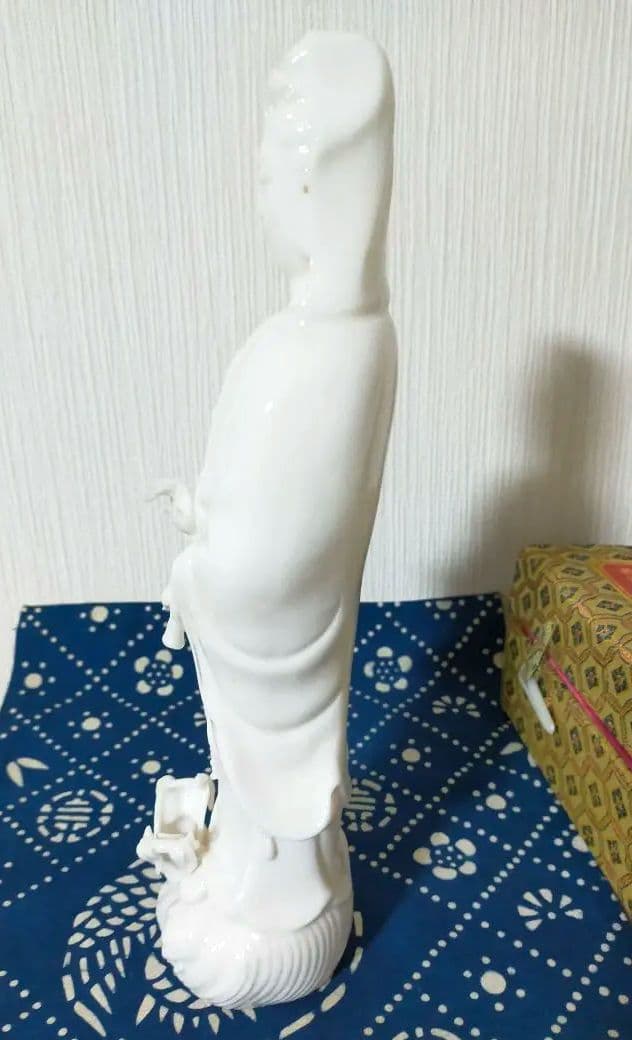 特価セール中!中国景徳鎮　白磁　滴水観音様の立像　H27.5cm 仏像　縁起物