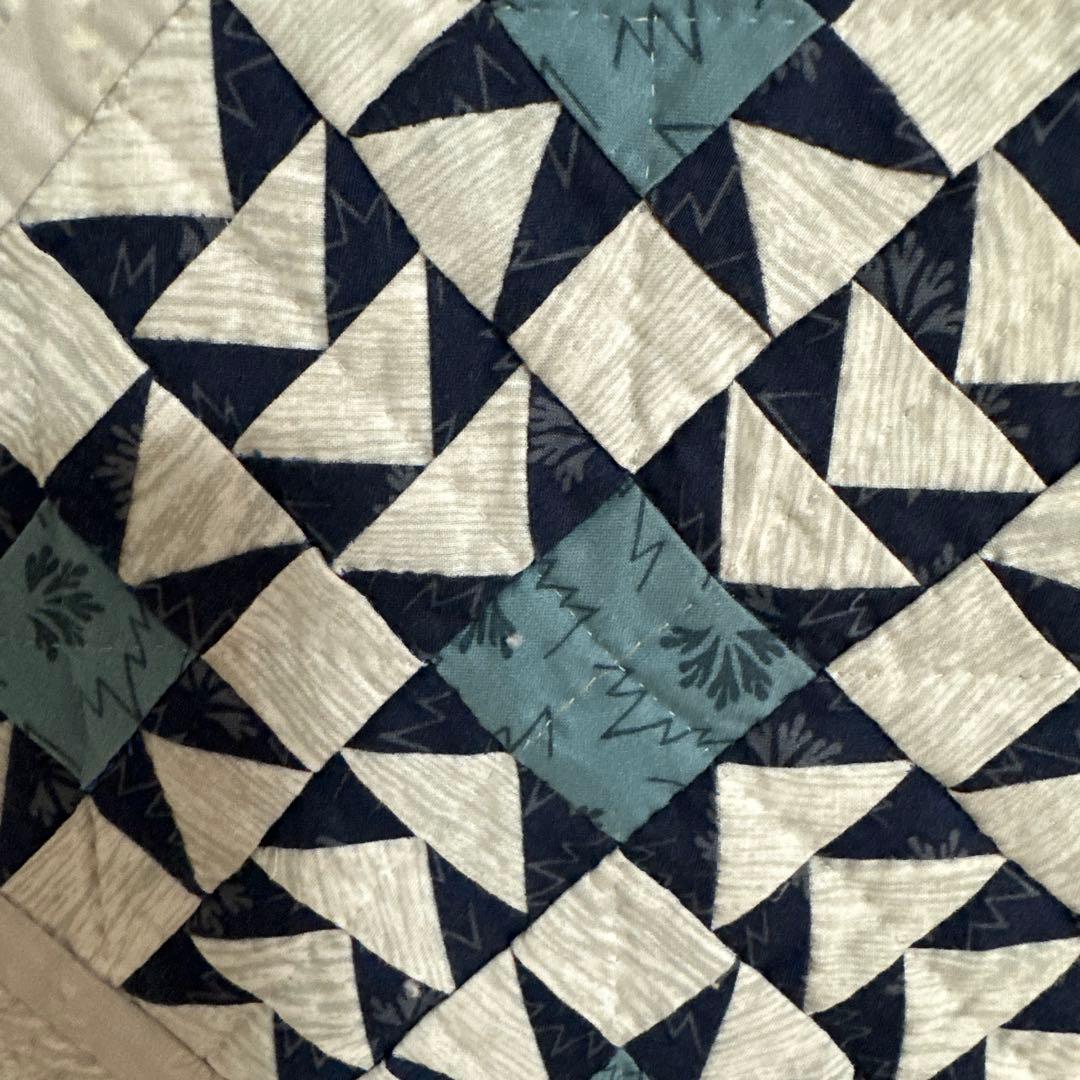 ハンドメイドパッチワークキルトのブルーのタペストリー