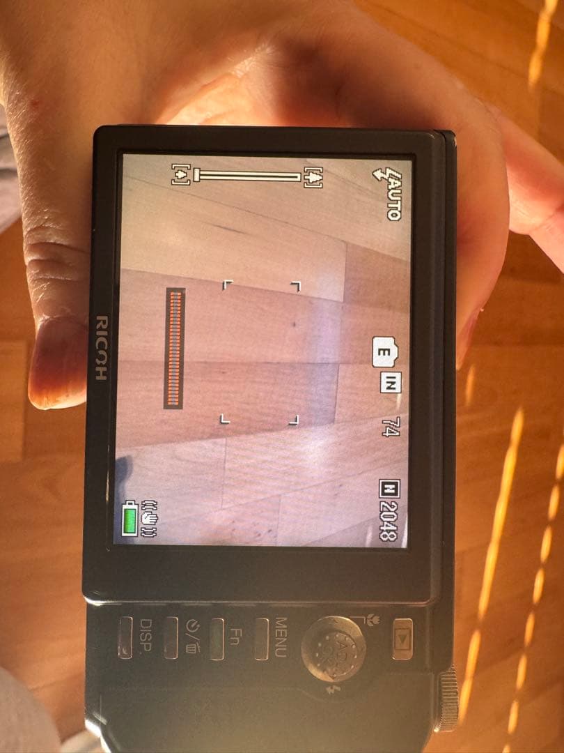 RICOH R10 デジタルカメラ 本体と充電器付き