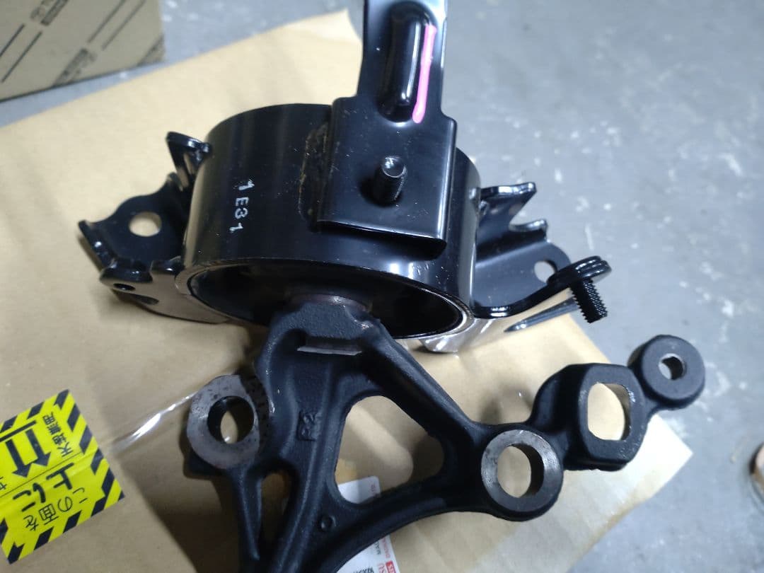 ダイハツ純正　エンジンマウント