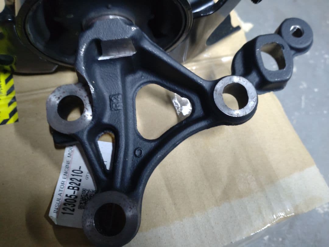 ダイハツ純正　エンジンマウント