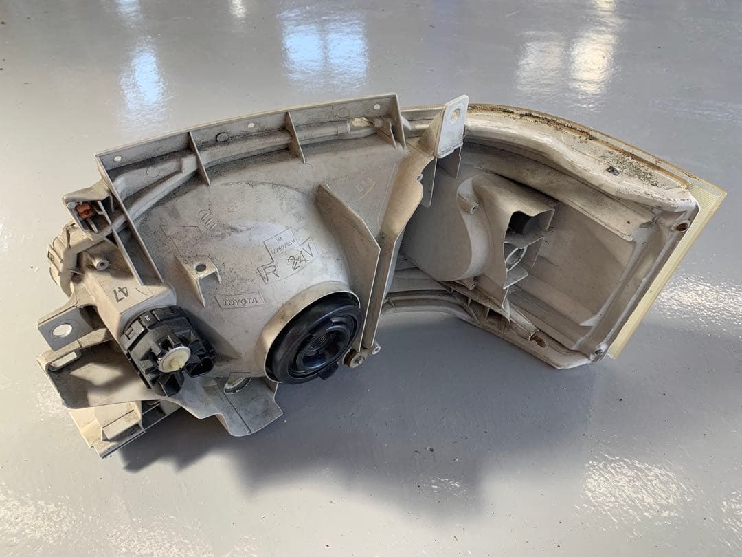 レジアスエース　純正ヘッドライト　ハイエース　ヘッドランプ