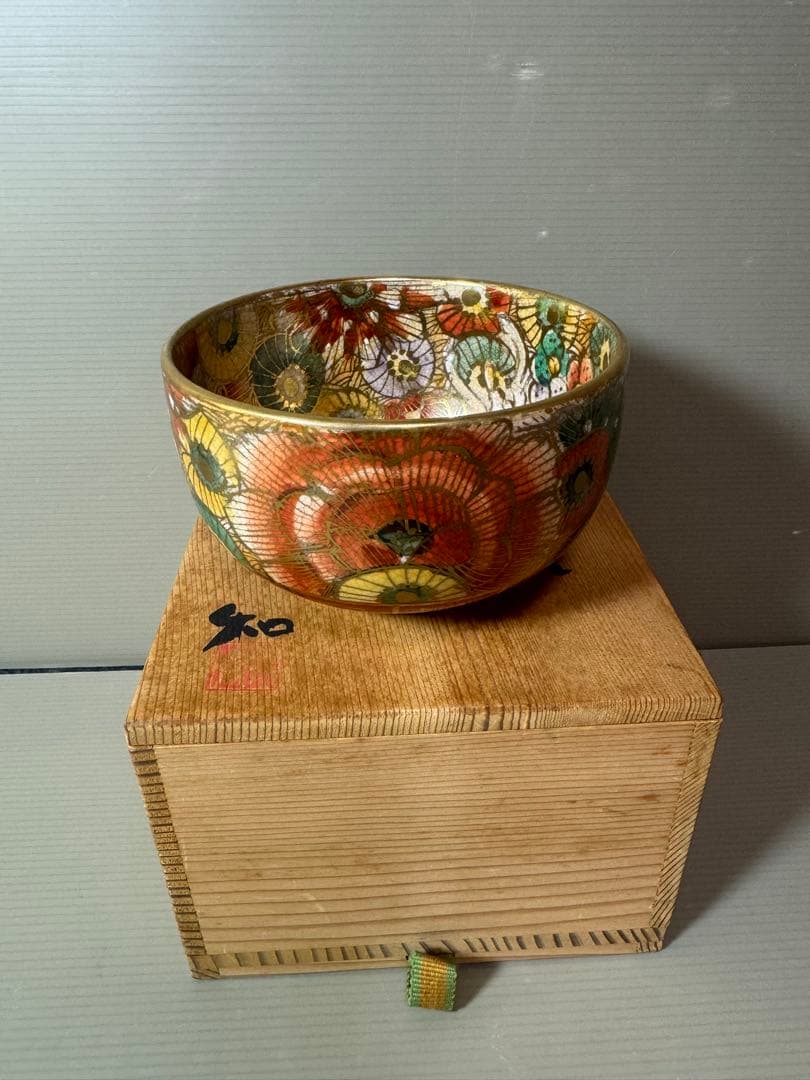 2860 薩摩焼　色絵金彩 牡丹 百花之図 茶碗