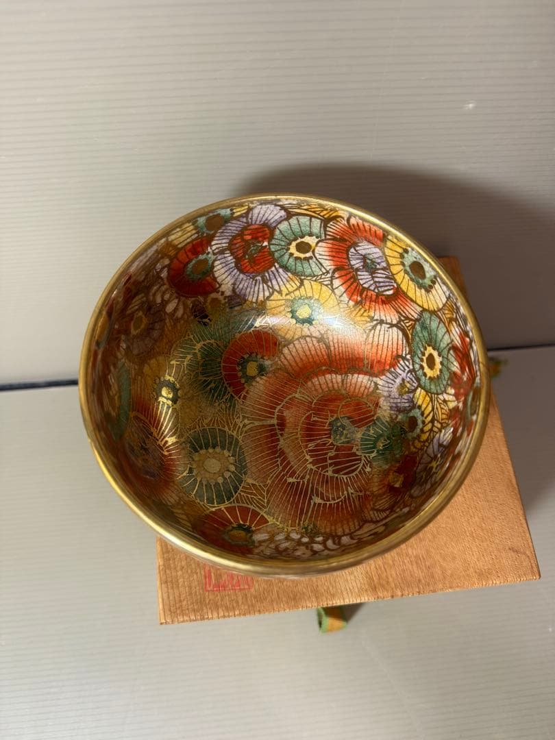 2860 薩摩焼　色絵金彩 牡丹 百花之図 茶碗