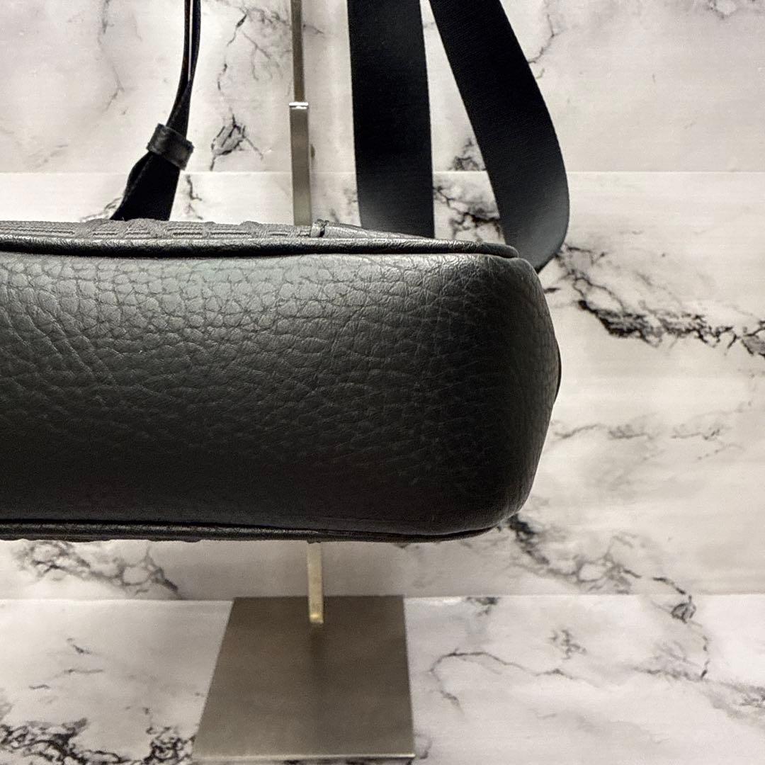 (極美品)大人気、アルマーニ、ショルダーバッグ、レザー、シボ革、人気色、黒、高級