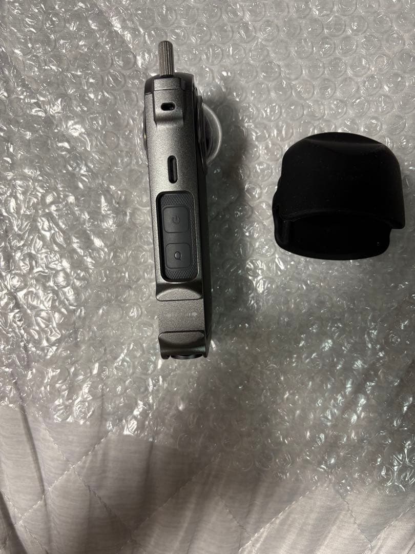 Insta360 ビデオカメラ 本体とキャップとハンドルクランプ