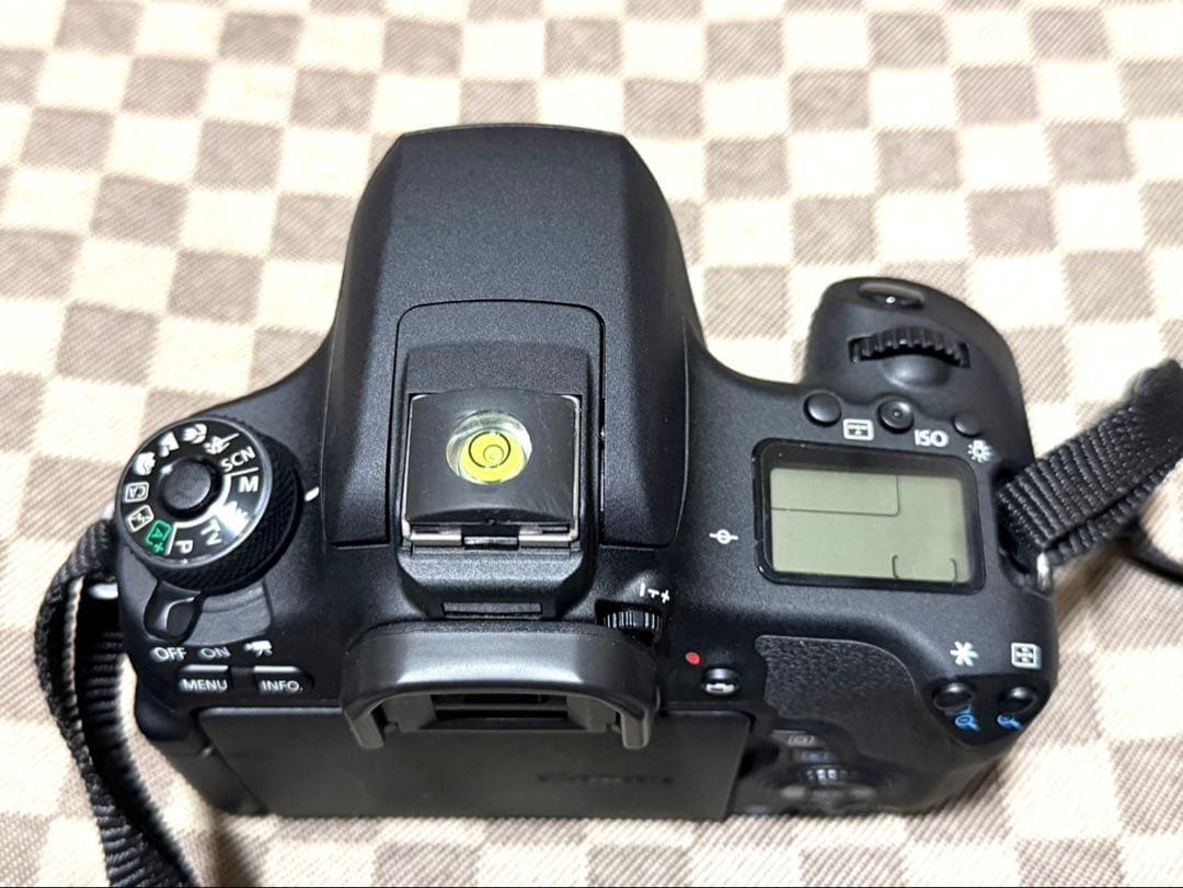 美品 Canon EOS 8000D デジタル一眼レフカメラ(SC数4340回)