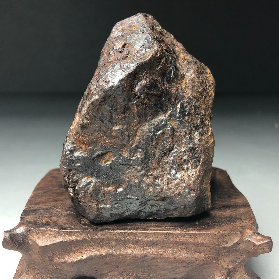 アルタイ隕石　大型隕石 鉄隕石　外皮付き隕石　ナチュラル　原石　重さ約833ｇ