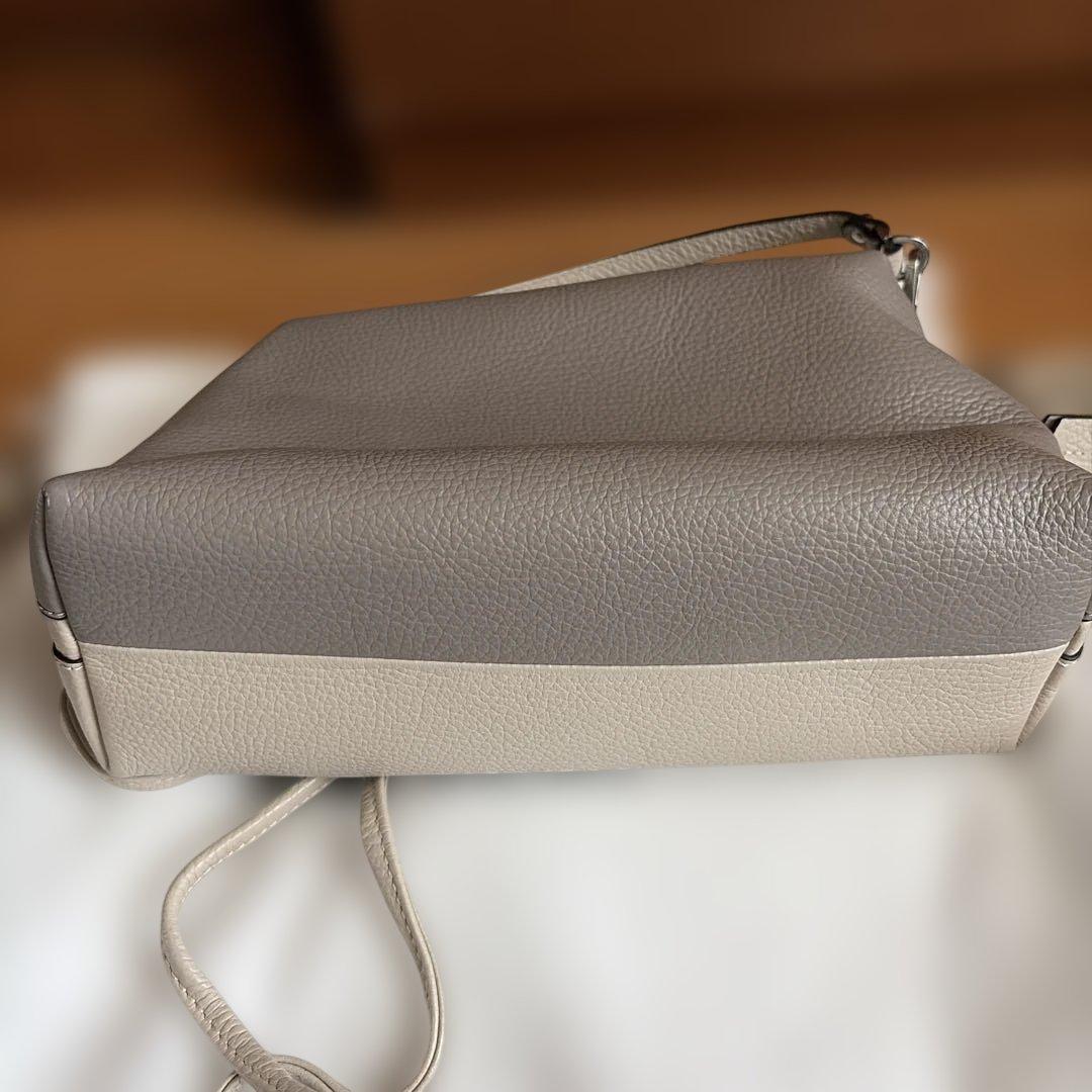 ジャンニキャリーニ　グレーベージュのレザーショルダーバッグ　美品