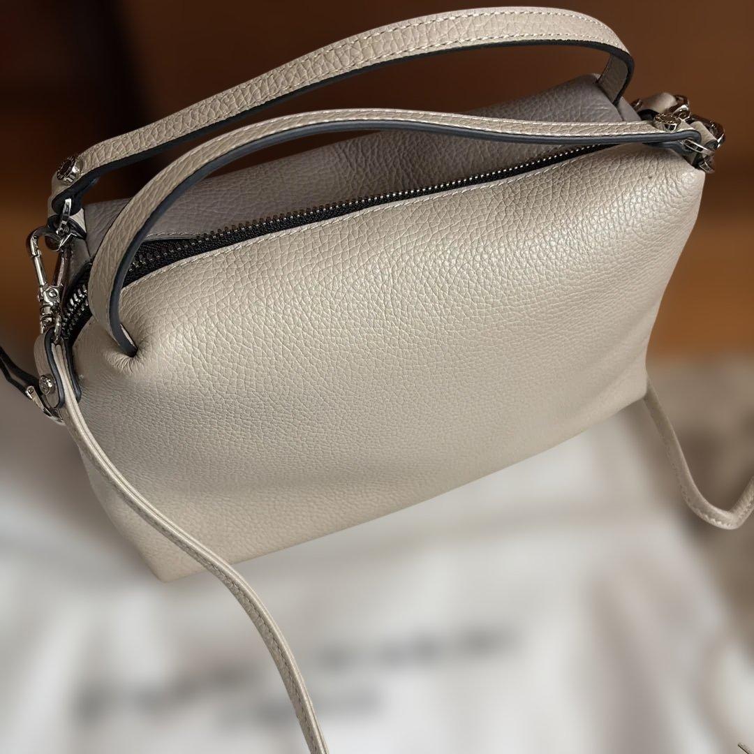 ジャンニキャリーニ　グレーベージュのレザーショルダーバッグ　美品