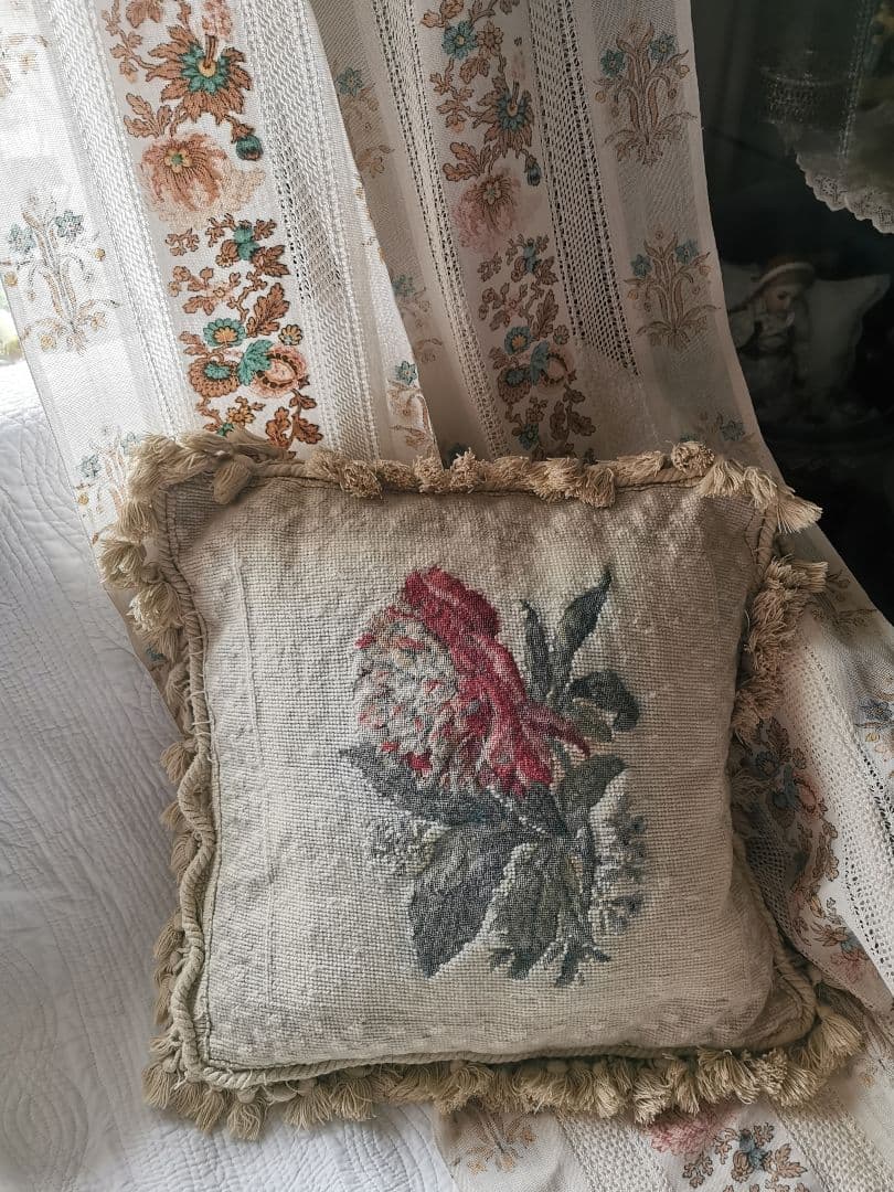 アンティークニードルポイント プチポワン薔薇色の多弁の花 リネンクッションカバー