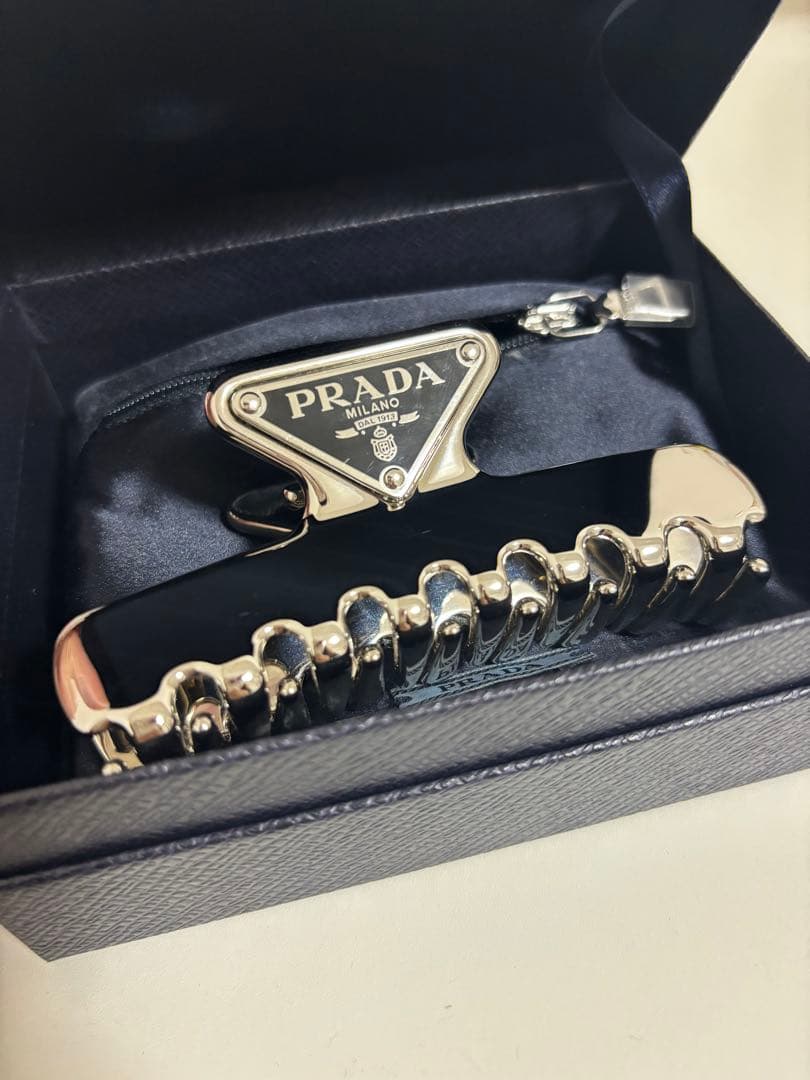 PRADA メタル ヘアクリップ