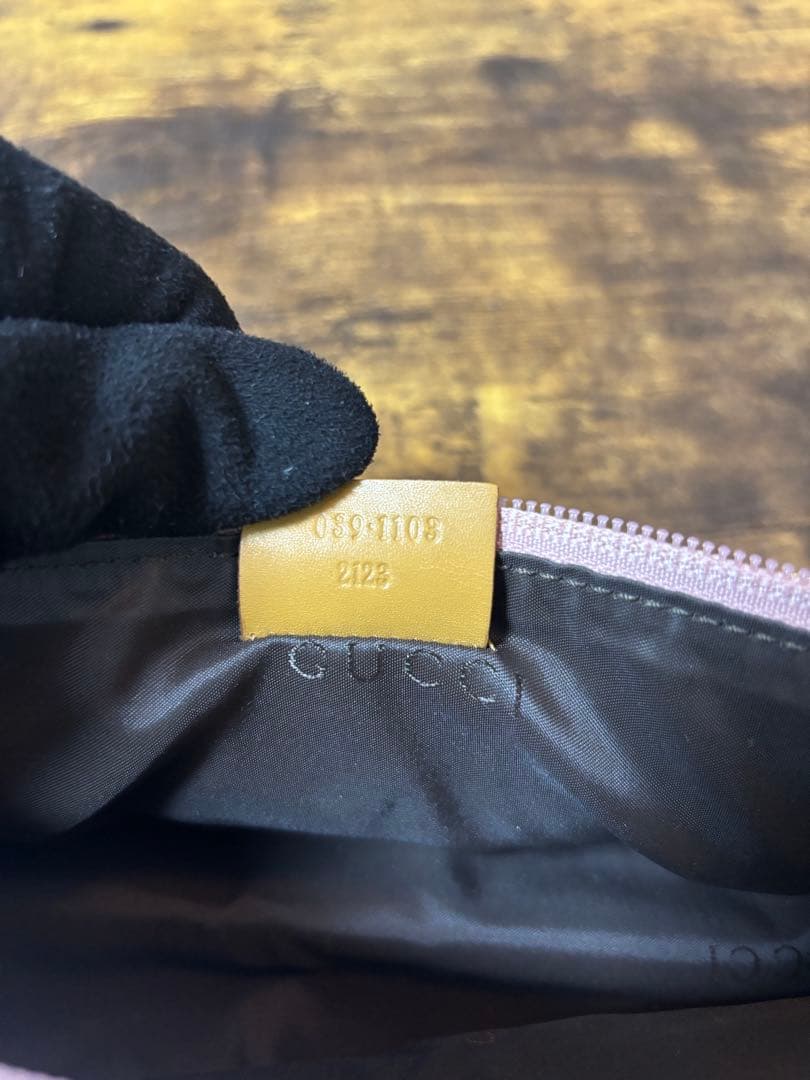 GUCCI ピンク スエード アクセサリーポーチ