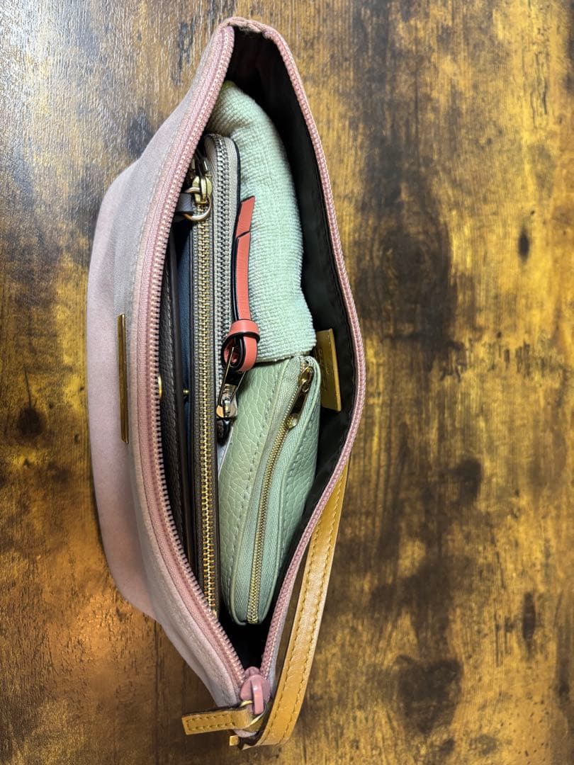 GUCCI ピンク スエード アクセサリーポーチ