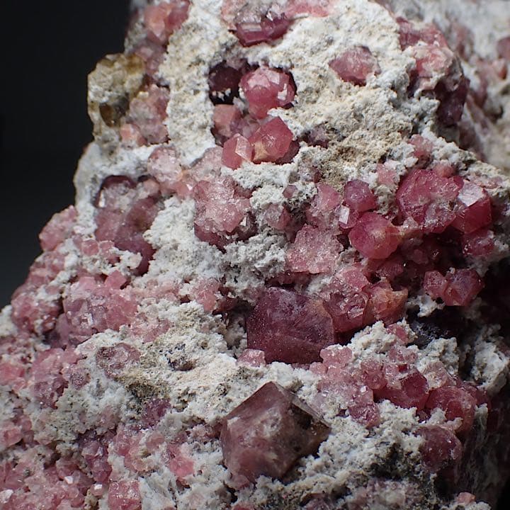 【メキシコ/シエラ・デ・クルセス鉱山産】ピンクグロッシュラーガーネット