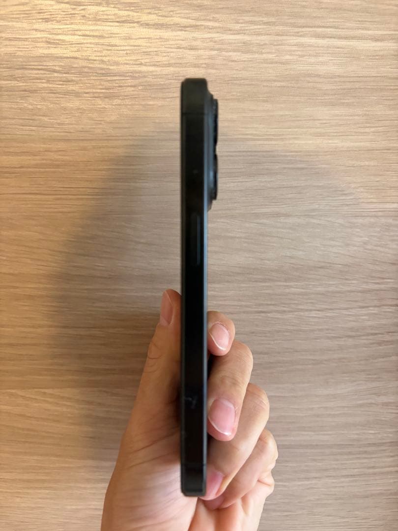 Apple iPhone 15Pro ブラックチタニウム　本体