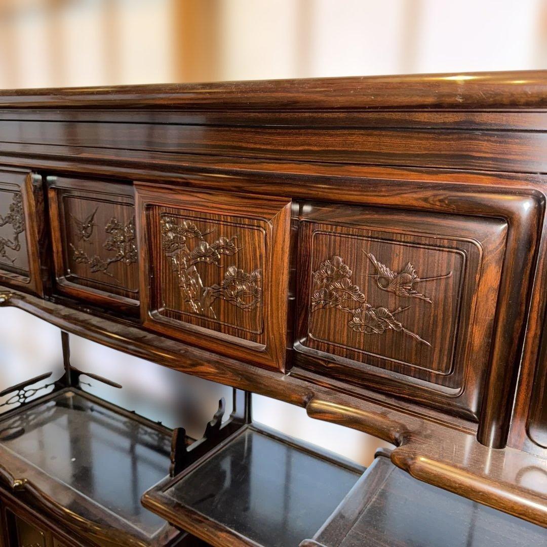 木製彫刻装飾付き収納家具