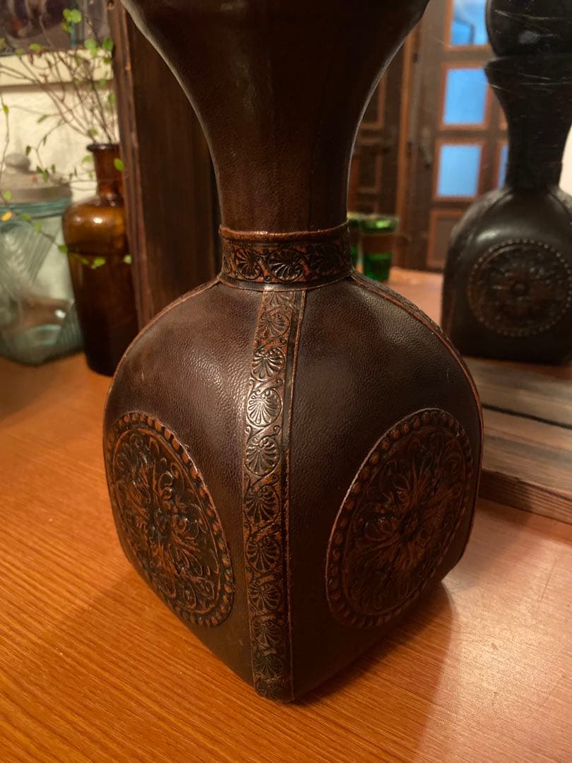 イタリア製　瓶　ビン　革張り　皮　ヴィンテージ　レトロ　酒瓶　インテリア
