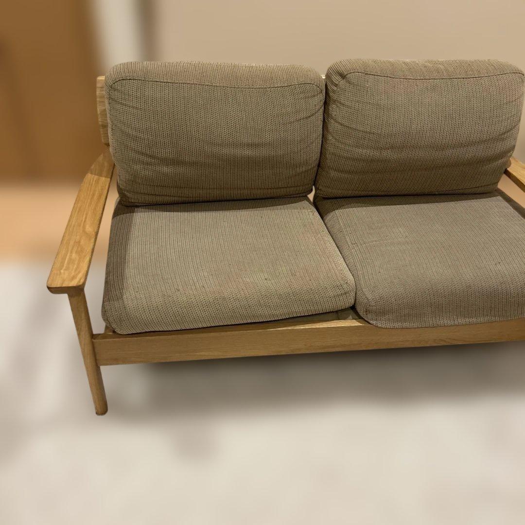 ベージュの木製フレームソファ送料込み