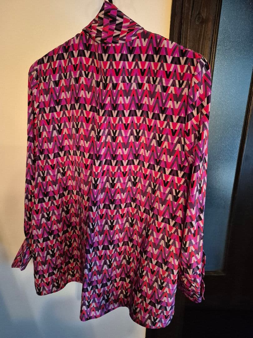 VALENTINO ピンク Vロゴ モノグラム ボウタイ ブラウス シルク