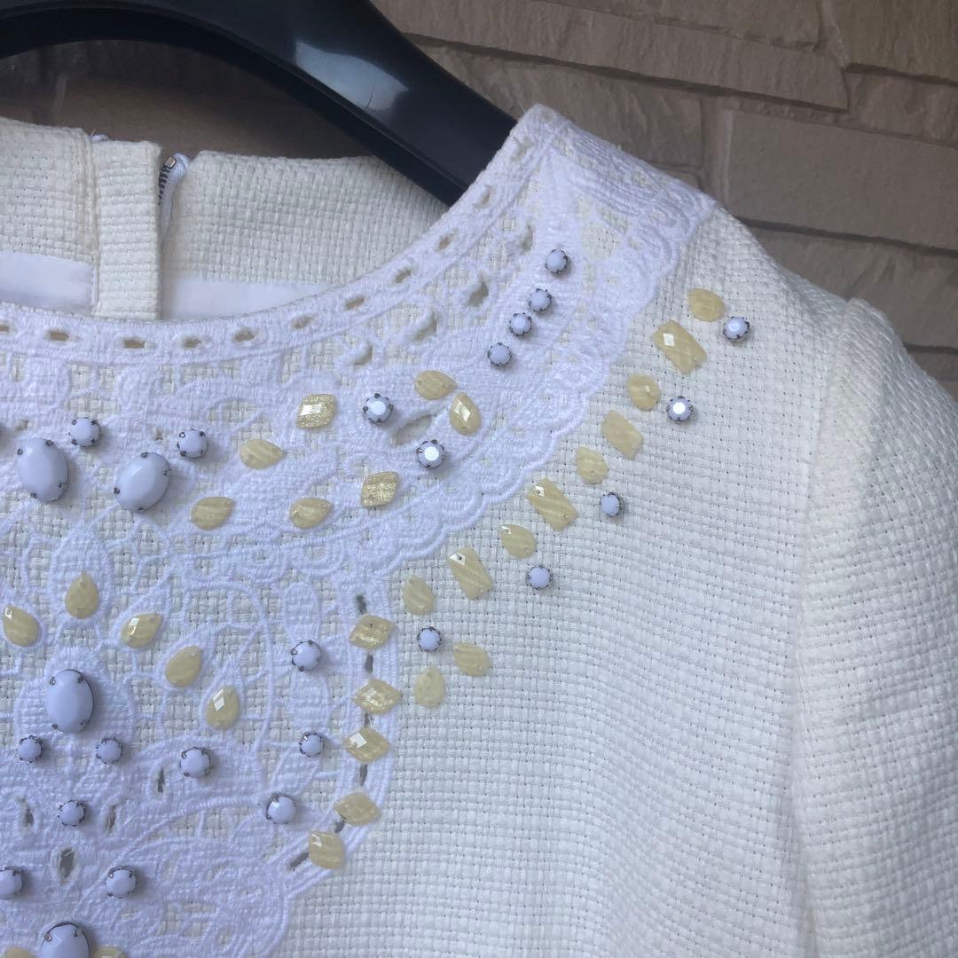 【新品 未使用品】ADORE ☆ 豪華ビジュー刺繍入りひざ丈ワンピース ホワイト