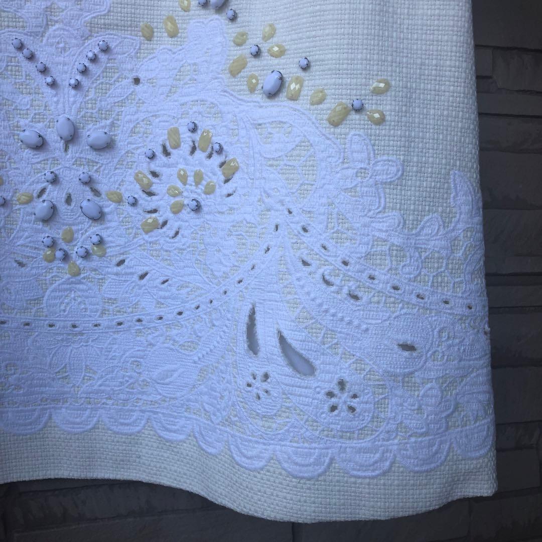 【新品 未使用品】ADORE ☆ 豪華ビジュー刺繍入りひざ丈ワンピース ホワイト