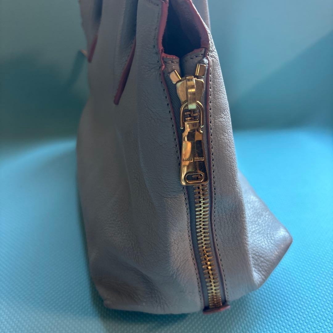 Miu Miu ライトグレー ハンドバッグ