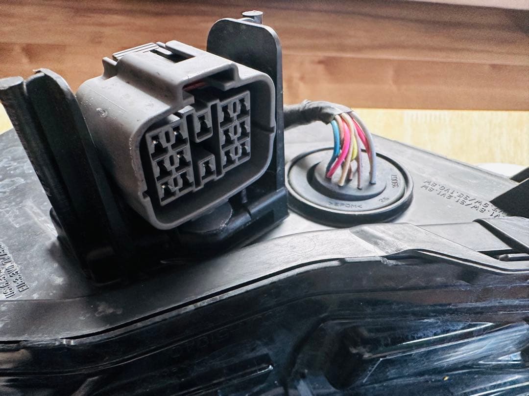 マツダ MAZDA3左ヘッドライトユニット 点灯動作確認済みです。