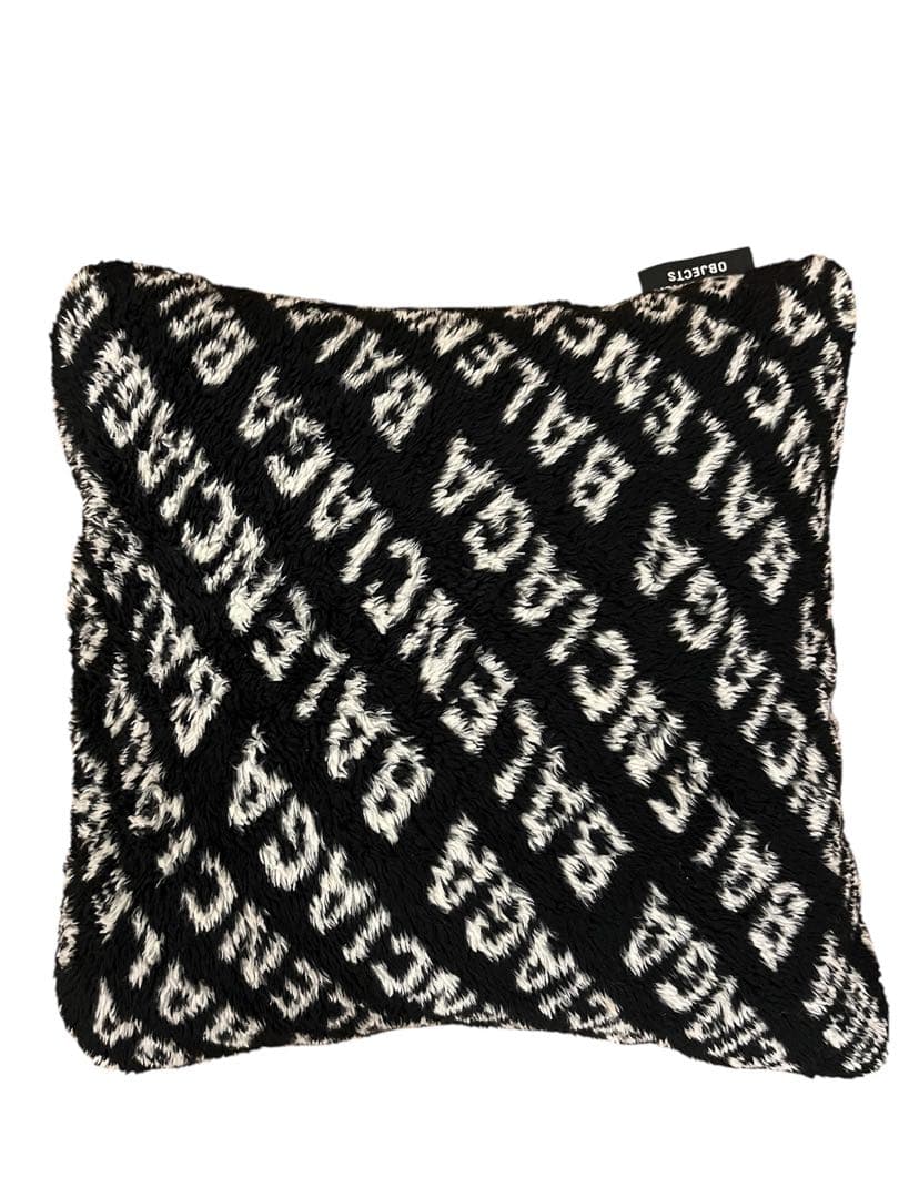 バレンシアガ BALENCIAGA ロゴクッション