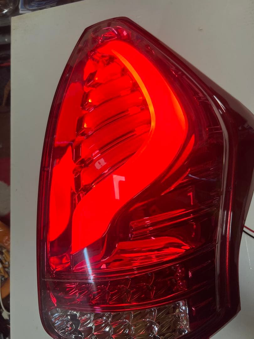 プリウスα・ヴァレンティ・クリア/レッドクローム・テールランプ・点灯確認済