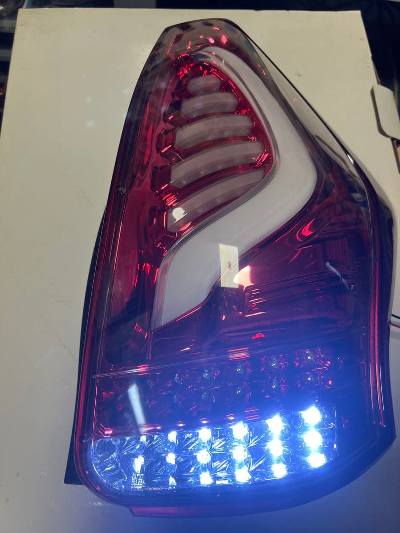 プリウスα・ヴァレンティ・クリア/レッドクローム・テールランプ・点灯確認済