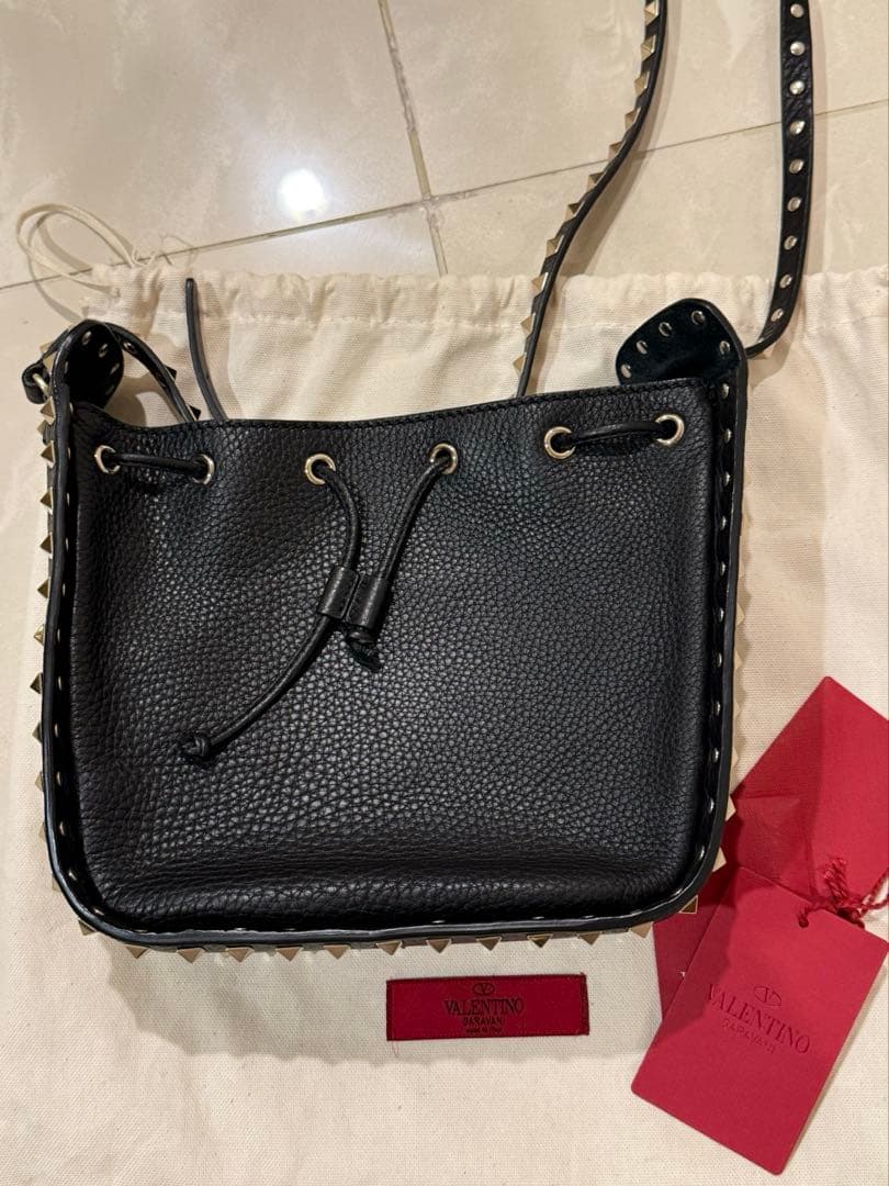 VALENTINO ヴァレンティノロックスタッズ レザーショルダーバッグ