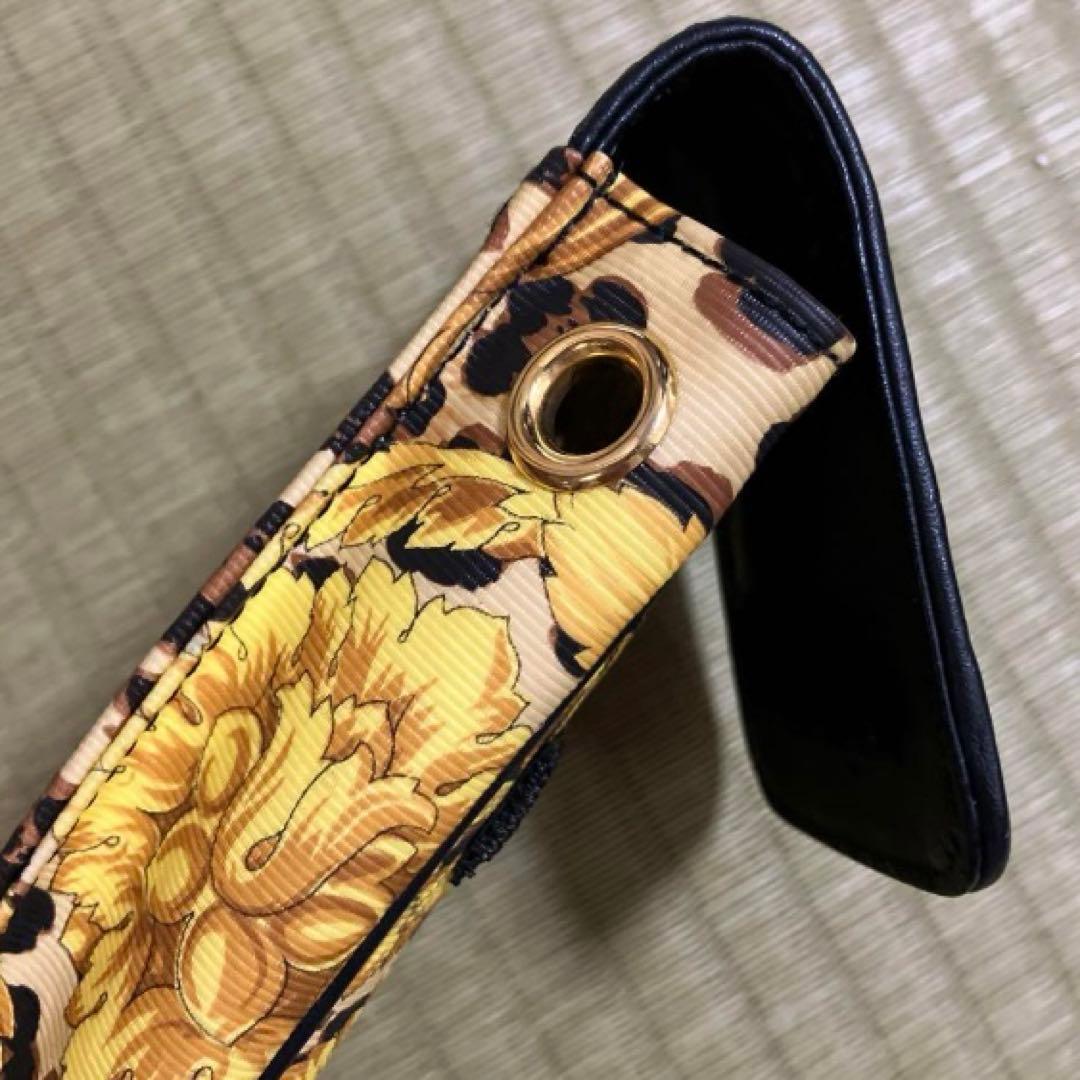 ジャンニヴェルサーチ 小物入れ 携帯入れ レオパードのチェーン携帯ケース