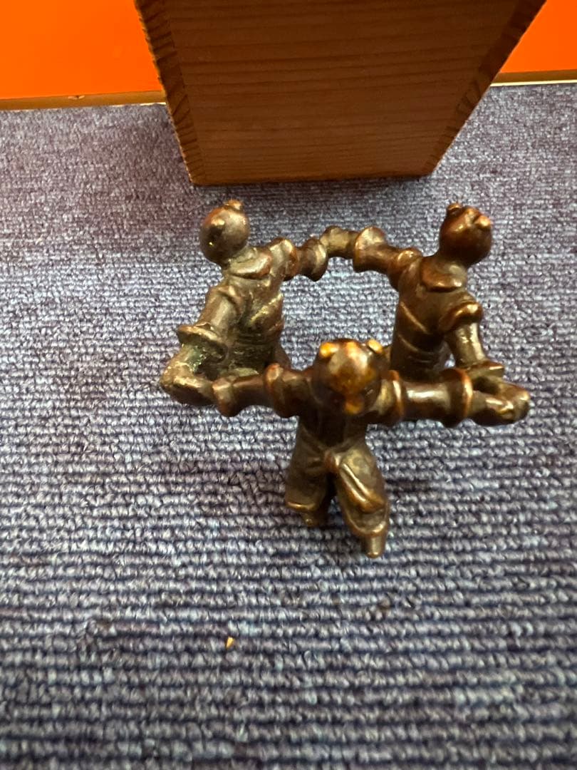 1220  古銅　三閑人　三人形　蒲屋香炉蓋置