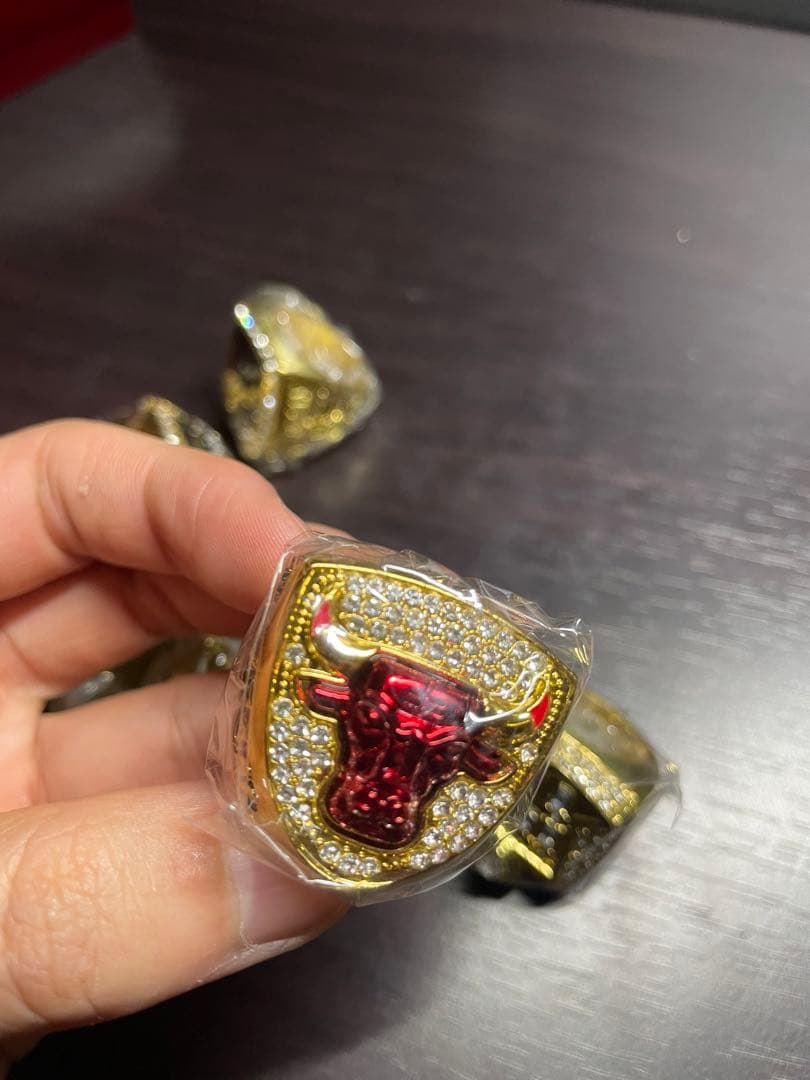 NBA シカゴブルズ　チャンピオン、メンズリングの木箱に記念アクセサリー