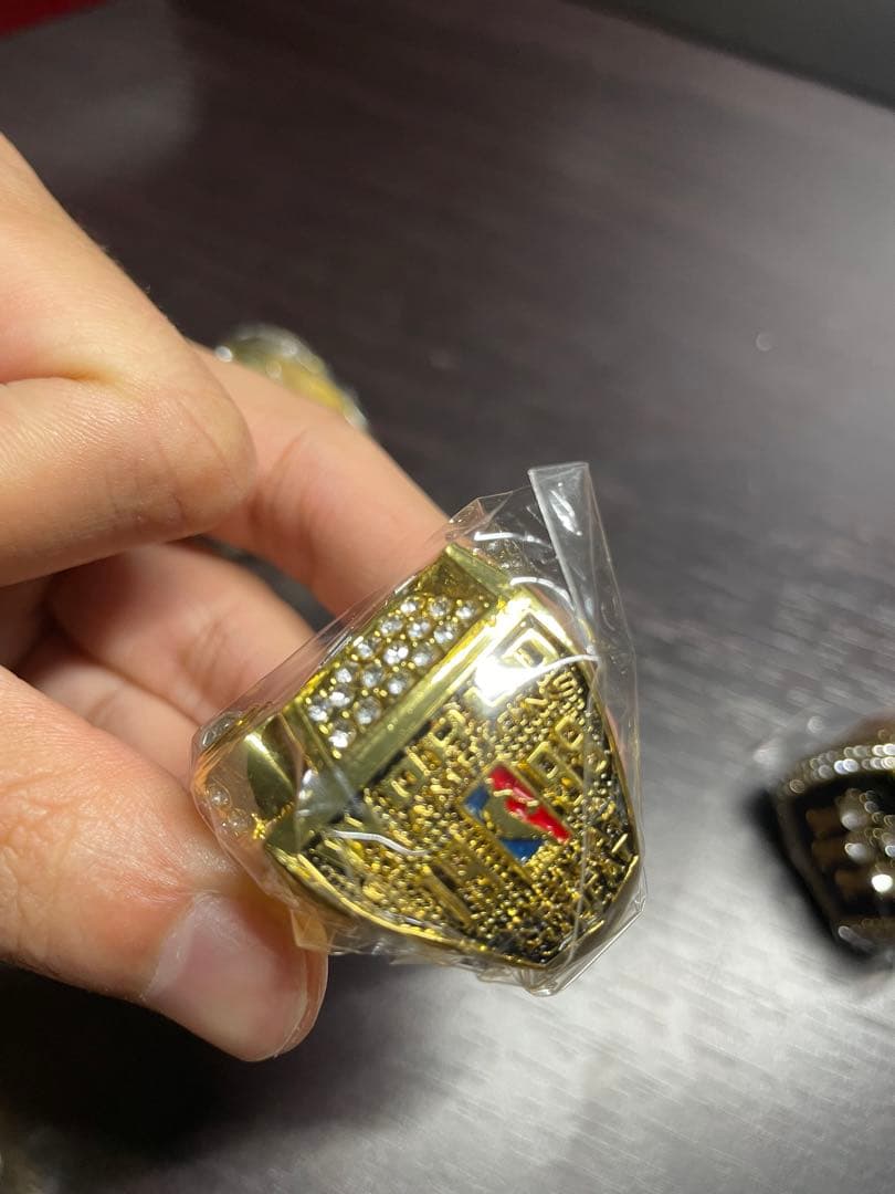 NBA シカゴブルズ　チャンピオン、メンズリングの木箱に記念アクセサリー