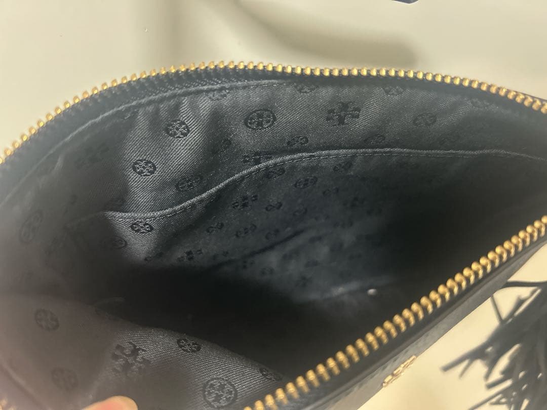 トリーバーチ！ブラックショルダーバッグ タッセル付き