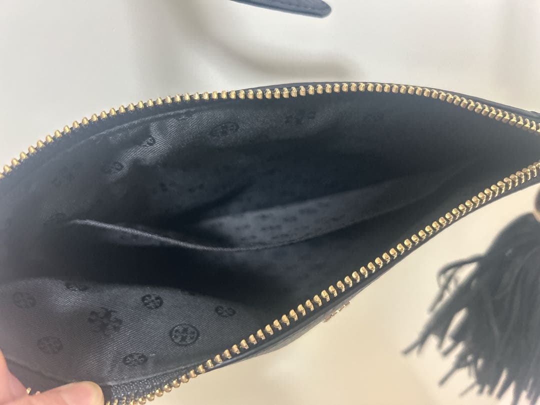 トリーバーチ！ブラックショルダーバッグ タッセル付き