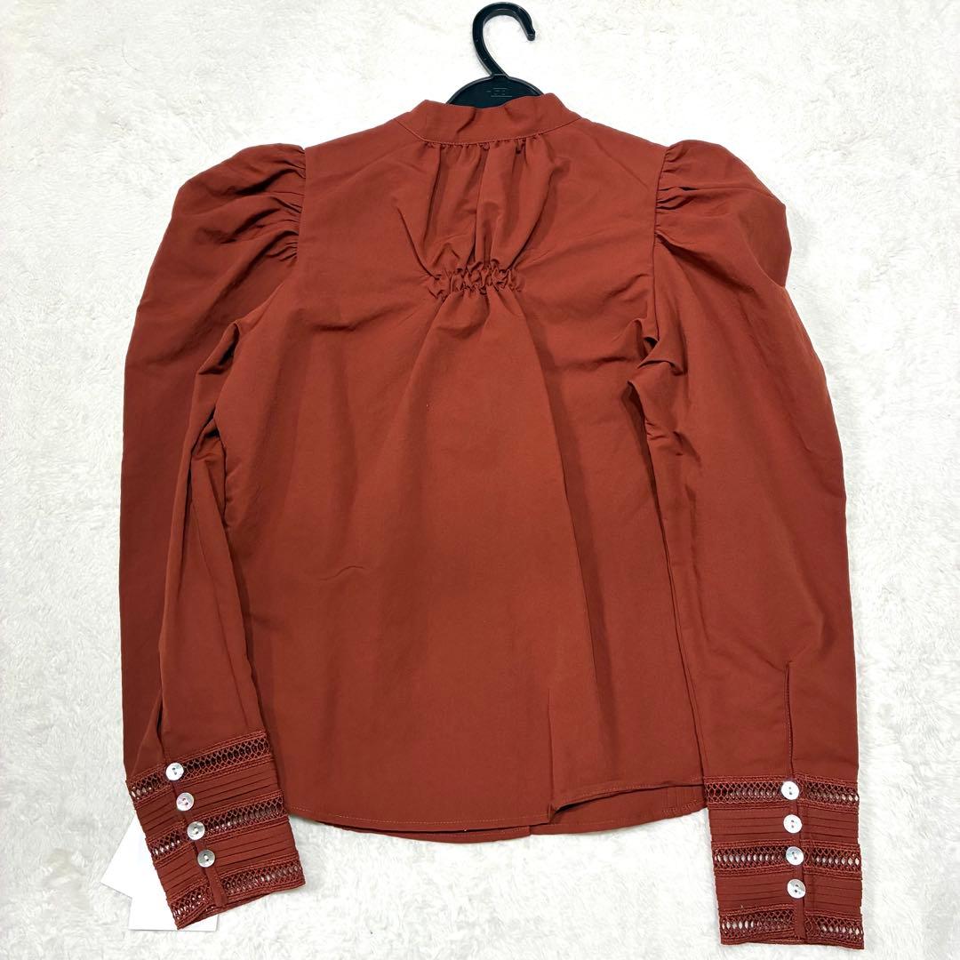 AMERI UND POWER SHOULDER LACE BLOUSE レッド